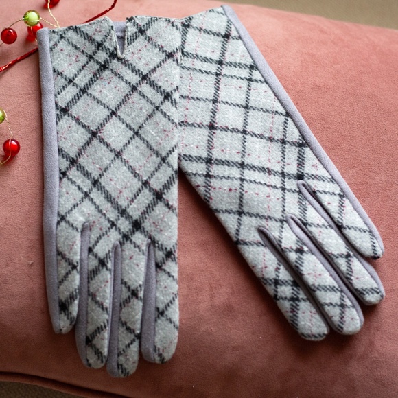 NWT Women's Plaid Gloves Text Touchscreen Gray Black Tartan Check Classic - Picture 2 of 6